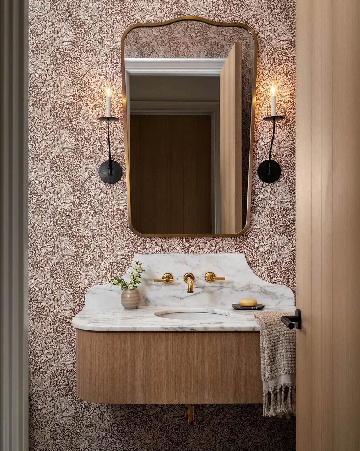 Belfair Medium Single Sconce - Image 2